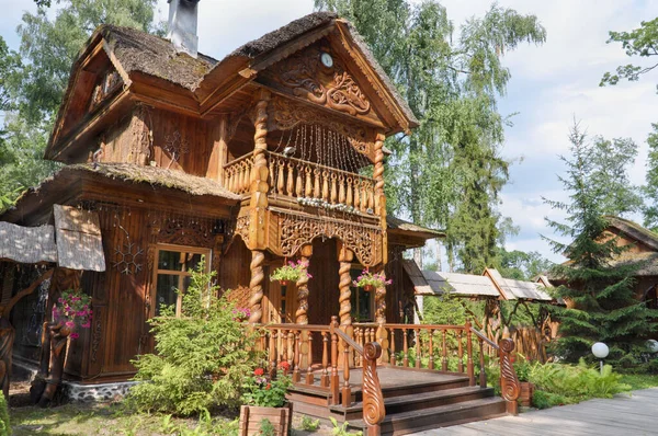 Belovezhskaya Pushcha, Λευκορωσία - 28 Ιουλίου 2019: το κτήμα του Λευκορώσου Αϊ Βασίλη. Το σπίτι του Ded Moroz με ξύλινες κολόνες είναι διακοσμημένο με περίπλοκα σκαλίσματα Royalty Free Φωτογραφίες Αρχείου