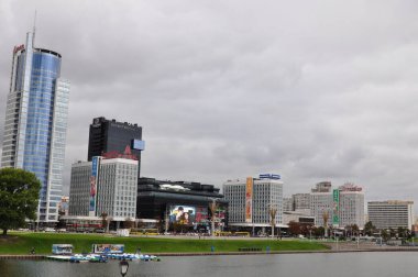 Minsk, Belarus - 1 Ağustos 2019 Pobediteley Caddesi, alışveriş merkezleri, Svisloch Nehri kıyısından Modern Minsk manzarası
