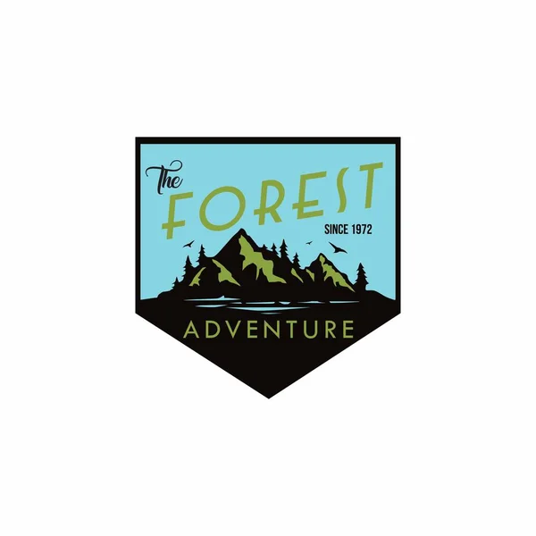 Logotipo do vetor do emblema da aventura da floresta, montanha —  Vetores de Stock