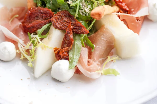 Parma ham ve kavun salatası.