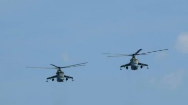 İki savaş helikopteri savaş alanında uçarken havada süzülüyordu.