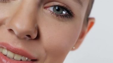 Kameranın beyaz arka plan 4k portresine bakan tatlı sarışın gülümseme..