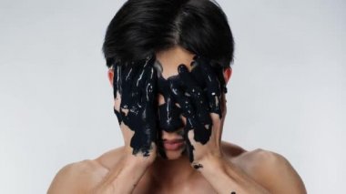 Asyalı erkek duyguları kozmetik maske taktırdı. Çevre kirliliği. Kara Yağ 4k.