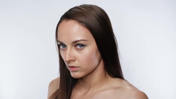 Gesicht drehen Mode nettes Mädchen Blick auf Kamera ernsthafte Nahaufnahme weißer Hintergrund 4k — Stockvideo