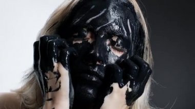 Çekici kadın çılgın maskeyi yok etti. Kameranın beyaz arka planına bak. 4k.