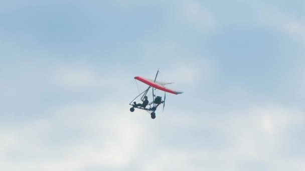 El hombre vuela en bicicleta de aire multicolor con un motor a través del cielo en cámara lenta . — Vídeos de Stock