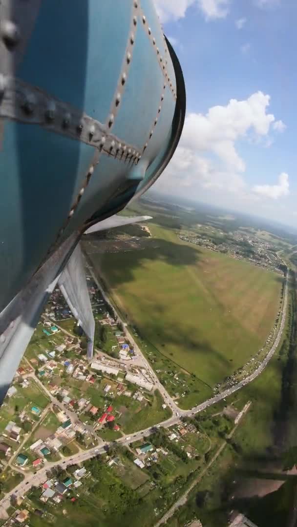 Vista dalla finestra del velivolo ai campi verdi. L'aereo decolla. . — Video Stock