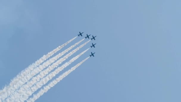 Aviones similares a cruces vuelan y hacen acrobacias con humo de cilindros especiales — Vídeos de Stock