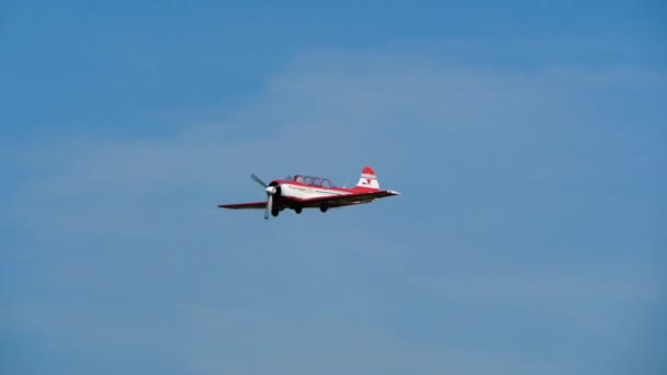 Avión de hélice con una estrella roja vuela a través del cielo en un espectáculo aéreo haciendo bucle . — Vídeos de Stock