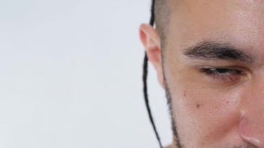 Yakışıklı sakallı adam kameraya bakıyor. Yakın plan beyaz arka plan 4k..