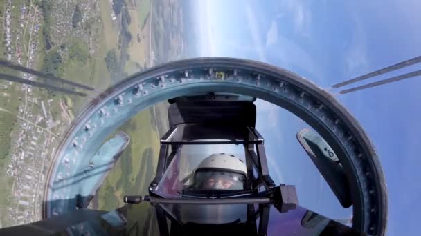 Pilot sitzt in Maske im Cockpit und atmet schwer und versucht sich vor Flugzeug zu verstecken — Stockvideo