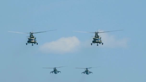 Helicópteros de transporte e combate voam para a guerra em câmera lenta, preparando-se para a batalha — Vídeo de Stock