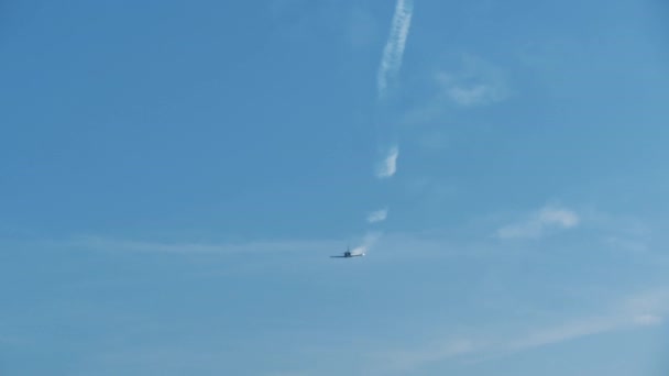 L'aereo nero vola nel cielo, rilasciando fumo. Aerei esegue loop a air show . — Video Stock