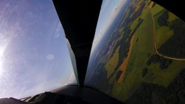 Jet güneşe doğru uçuyor ve kokpitin içinden doğanın güzelliğini görebilirsiniz..
