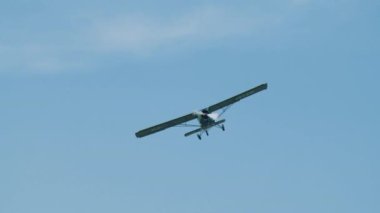 Mısırlı uçak gökyüzünde uçuyor ve hava gösterisine katılıyor, manevralar yapıyor..