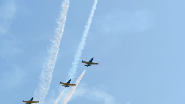 Los jets de potencia vuelan en el cielo y dejan rastro de humo, haciendo una actuación en el espectáculo aéreo — Vídeo de stock