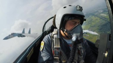Su-35 'in pilotu savaşa giden başka bir jet tarafından takip ediliyor. Kokpit yakında..