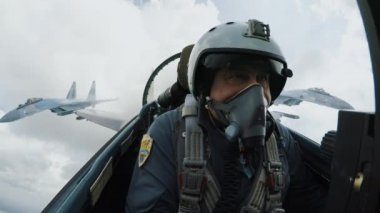 Bir uçak kabinindeki yakın çekim pilotu kendini düşman uçağından kopardı..
