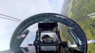 Uçak kokpiti uzay gemisine benzer ve bir astronot atmosfere doğru uçar.
