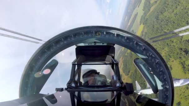 Cockpit van vliegtuigen lijkt op een ruimteschip, en een astronaut vliegt de atmosfeer in — Stockvideo