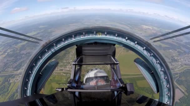 Su-35的飞行员在驾驶舱里像火箭一样旋转着进入太空. — 图库视频影像