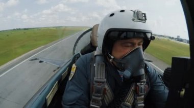 Su-35 uçağının pilotu yakın uçuşa hazırlanırken pistte ilerliyor.
