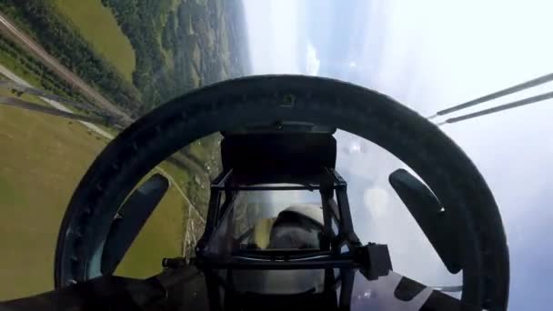Самолет делает петлю в воздухе и делает маневры, летящие над взлетно-посадочной полосой — стоковое видео