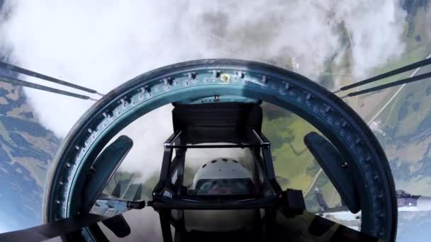 军用su-35喷气式飞机在做枪管翻滚时吸烟，在空中飞得特别厉害 — 图库视频影像