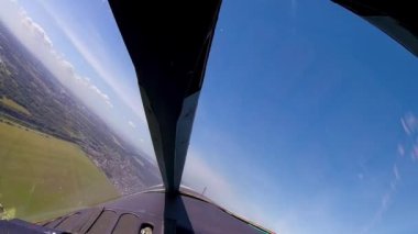 Su-35 uçakları havada ölü bir döngü oluşturur ve bir uzay pervanesi gibi uçar.