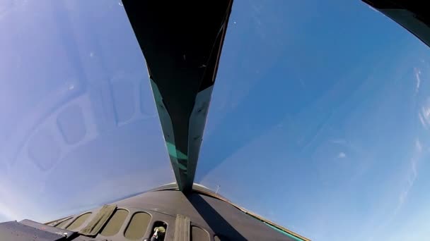 Der Jet hebt mit der Nase nach oben ab wie eine Rakete und rollt durch die Luft und dreht eine Schleife. — Stockvideo