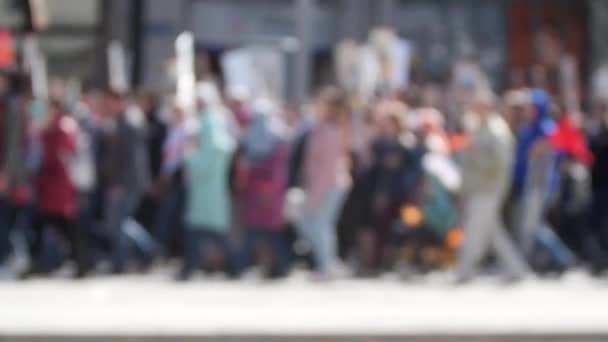 Tłum ludzi idących ulicami Ameryki z chorągwiami broniącymi swoich praw. — Wideo stockowe