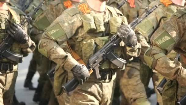 Militärparade demonstriert Armeegewehre Nahaufnahme langsamen Schritt in den Rhythmus. — Stockvideo