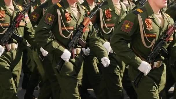Parade Militärs demonstrieren Armeegewehre Nahaufnahme langsamer Schritt in den Rhythmus. — Stockvideo
