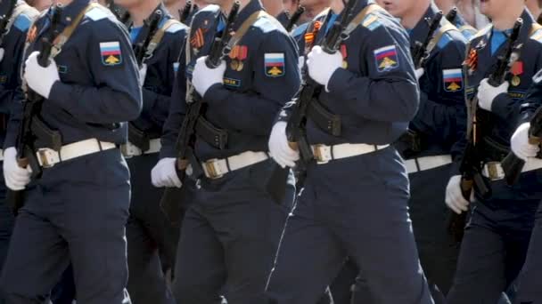 Desfile militar persona demostrar ejército rifles primer plano lento mo paso en ritmo . — Vídeo de stock