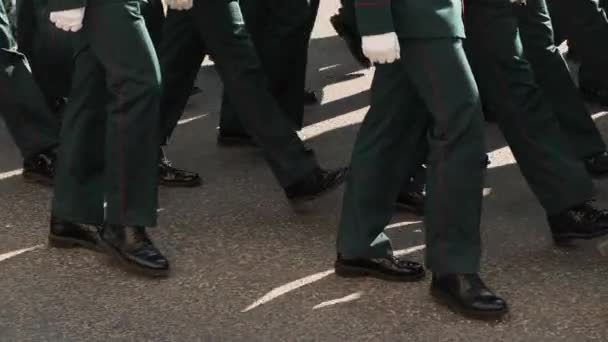 Soldaat van het militaire leger loopt in laarzen close-up in de parade van het stadsplein. — Stockvideo