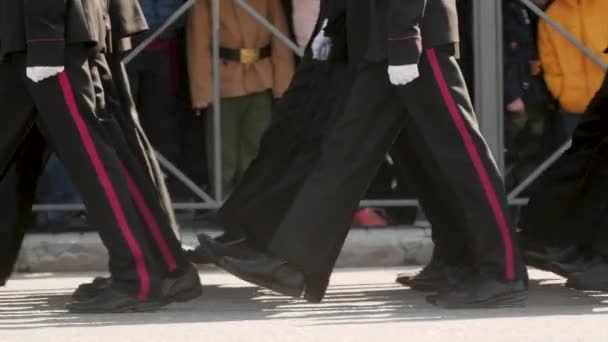 Man military uniform march leg beret people slowmotion fight off step along road — Stockvideo