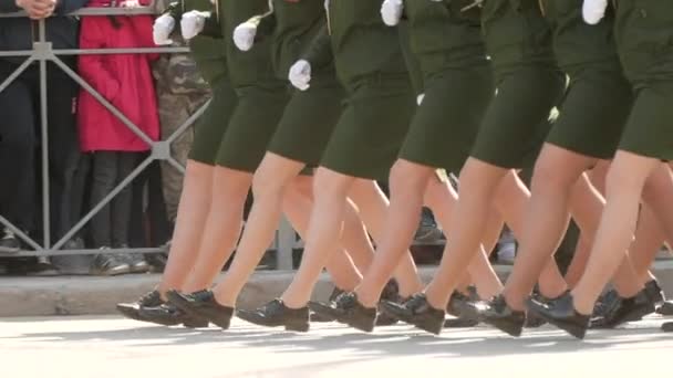 Militares marchan en desfile en uniforme verde en cámara lenta en la plaza del pueblo — Vídeos de Stock