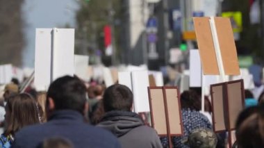 Afiş taşıyan bir mitingdeki kalabalık eylemcileri Rusya 'nın 4K pankartıyla yürüyorlar.