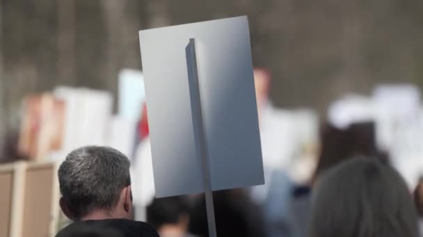 Een menigte demonstranten die in staking gaan tegen de regering. — Stockvideo