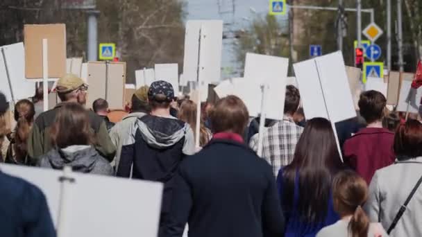 Wściekli ludzie w sztandarach na ulicy. Gniewny tłum na zbliżeniu politycznym. — Wideo stockowe