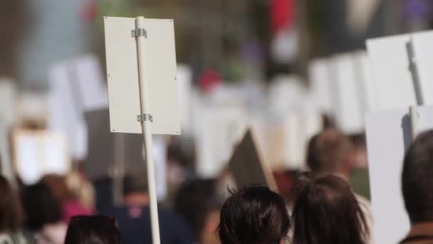 Une foule de manifestants marchant agitant en grève contre le gouvernement . — Video