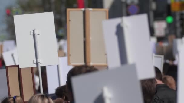 Una folla di manifestanti che camminano agitandosi in sciopero contro il governo USA . — Video Stock