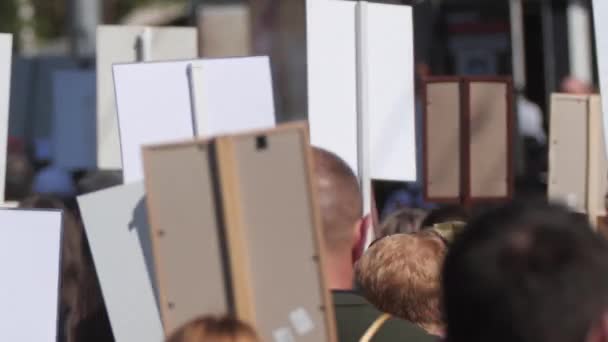 Multitud humana caminando por la calle Francia con pancartas defendiendo sus derechos . — Vídeos de Stock