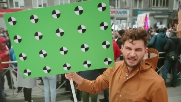 The revolutionary in city screams. Man with banner looks at camera on street 4k. — Stock Video