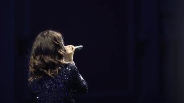 Çekici kız şarkısı müzik arka planda sahne yakın çekim ses kabare 4k.