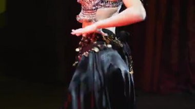 Çekici bir kadın, takılarla göbek dansı yaptırıyor.