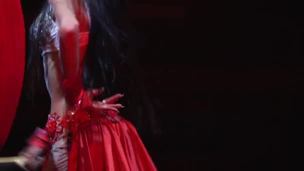 Femme chaude dansant avec drapeau en robe rouge gros plan montrer jolies mains de mouvement 4K . — Video