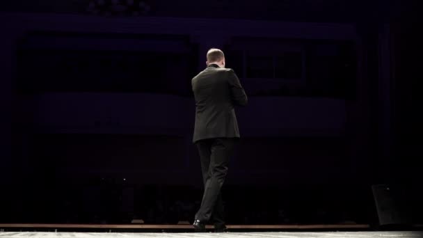 Pessoa falando de marketing fórum de volta vista noite cena gesto mão para homens 4K . — Vídeo de Stock