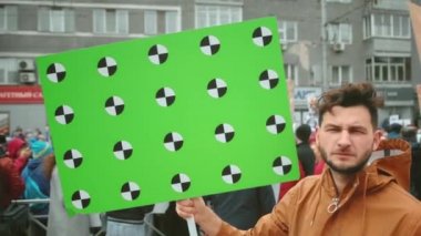 Kalabalık isyancı politik gösterisi. Boş poster izleme noktaları 4k.