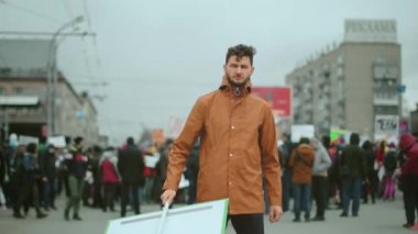Boş yeşil pankartlı bir aktivist. İz sürme noktası. Özel bir mesaj. Boşluk 4k kopyala.